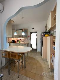 Cucina completa con penisola