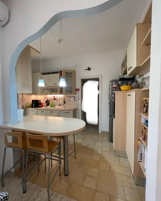 Cucina completa con penisola
