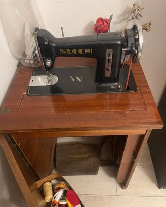 Mobile con macchina da cucire NECCHI