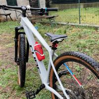 Bici mountain bike CUBE in carbonio