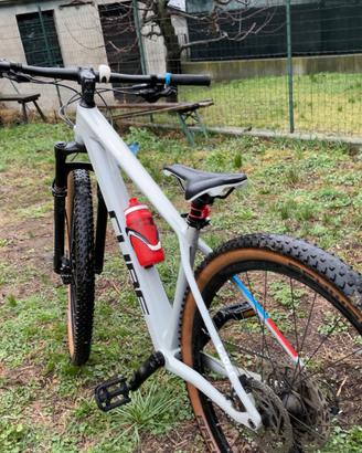 Bici mountain bike CUBE in carbonio