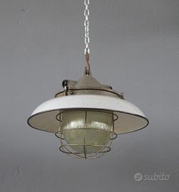 Vecchia lampada industriale smaltata da fabbrica