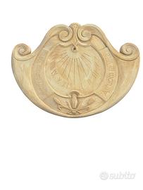 Meridiana bassorilievo in cemento con gnomone