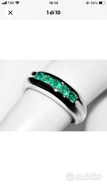 Fede in oro bianco 14k e smeraldi.