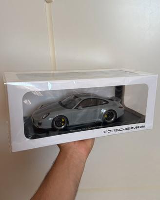 Gtspirit 1/18 porsche 911 Sport Classic (autoart