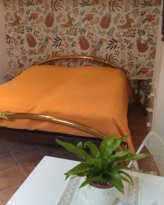 Letto in ottone con rete a doghe