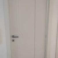 porta da interno ad apertura asimmetrica 