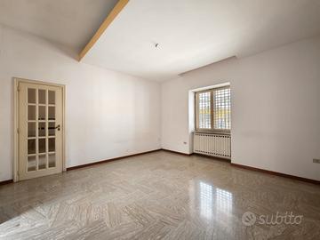 Appartamento 4 vani con box auto di 60 mq - curti