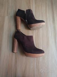 tronchetto con tacco altro e plateau. in camoscio