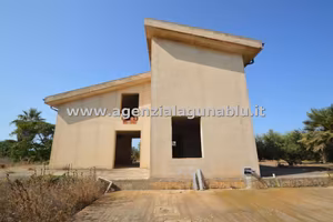 Villa con ampio terreno vista mare