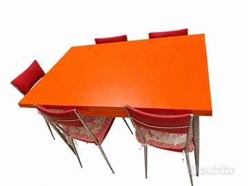 Tavolo vintage arancione  con 5 sedie retrò anni70