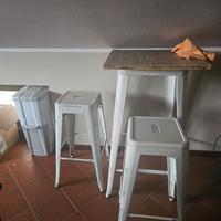 tavolo con sabelli alti