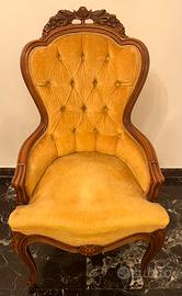 Poltroncina antica in noce e velluto