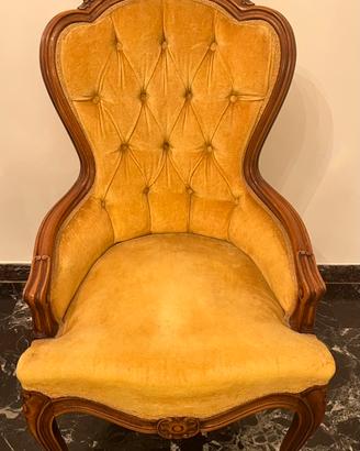 Poltroncina antica in noce e velluto