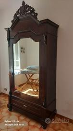 Armadio antico restaurato in legno massello 