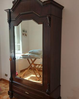 Armadio antico restaurato in legno massello 