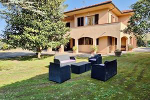 Villa di 350 m² con più di 5 locali e box auto a C
