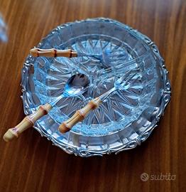 Set antipasto posate in bambù sotto piatto acciaio