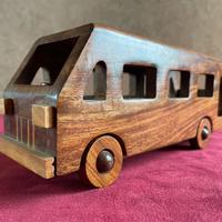 Piccolo autobus in legno artigianale
