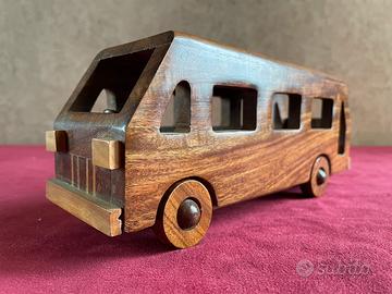 Piccolo autobus in legno artigianale