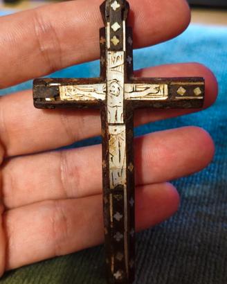 Croce devozionale antica in legno madreperla