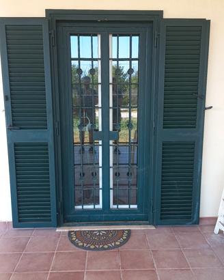 Porta finestra con grata e persiana