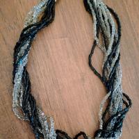 Girocollo di perline intrecciate 