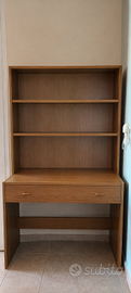 Scrivania con libreria