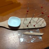 spiedini con tagliere in legno per aperitivo 