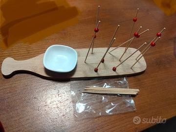 spiedini con tagliere in legno per aperitivo 