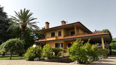 Villa di 300 m² con più di 5 locali e box auto dop