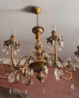 Lampadario e oggetti vari