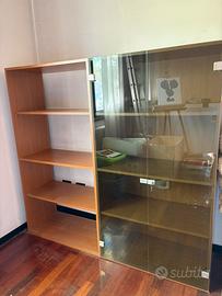 Libreria in legno con ante in vetro