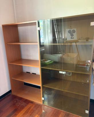 Libreria in legno con ante in vetro
