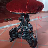 Sgabello per pianoforte girevole.