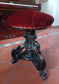 Sgabello per pianoforte girevole.