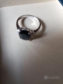 anello con zaffiro e brillanti