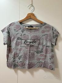 Crop top grigio con fantasia floreale