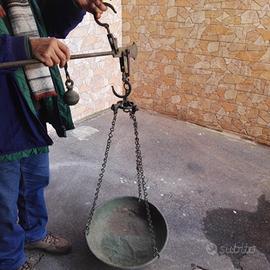 Bilancia antica a stadera in ottone