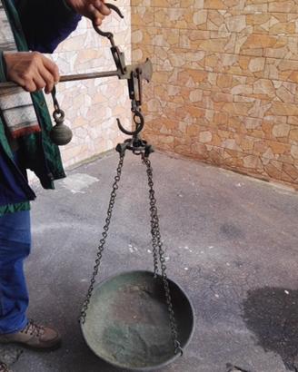 Bilancia antica a stadera in ottone