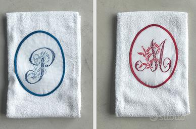 Asciugamani ricamati a mano con iniziali