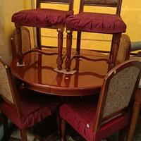 tavolo rotondo con sedie