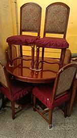 tavolo rotondo con sedie