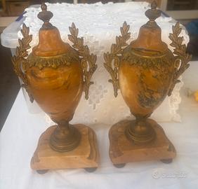 Coppia urne/ vasi chiusi in marmo e bronzo