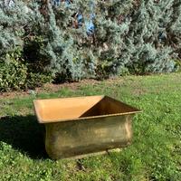 Vaso in ottone e tavolino in vimini