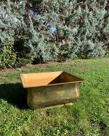 Vaso in ottone e tavolino in vimini