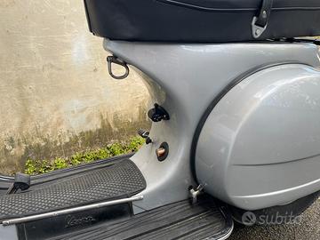 Vespa P200E modello America