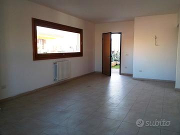 Villa con giardino su tre lati