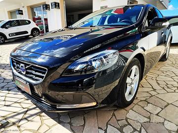 VOLVO V40 D2 R-design Momentum