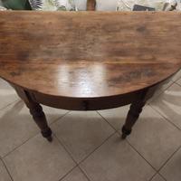 Tavolo mezzo tondo siciliano salotto divano sedia